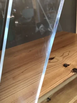 Étagère triangulaire plexiglass et bois