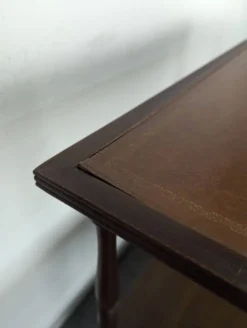 Étagère trois plateaux en acajou et cuir à colonnettes style anglais