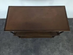 Étagère trois plateaux en acajou et cuir à colonnettes style anglais