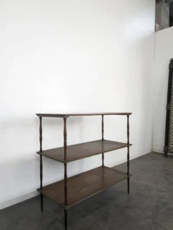 Étagère trois plateaux en acajou et cuir à colonnettes style anglais
