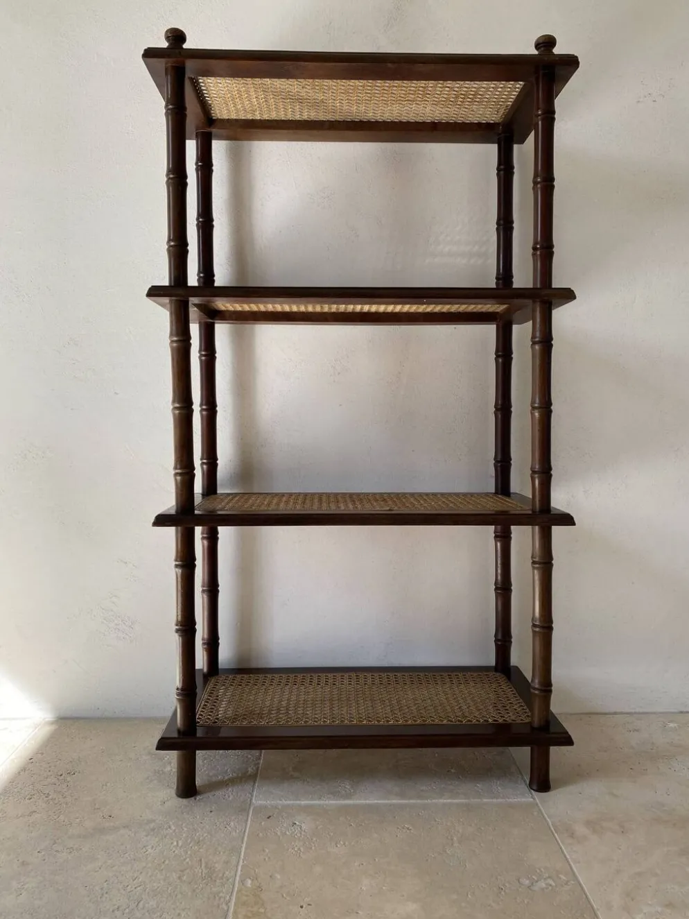 Étagère vintage bois et cannage style colonial 4 niveaux