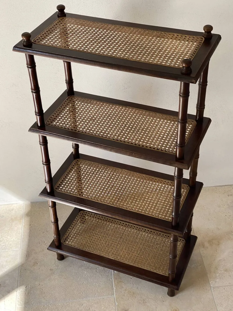 Étagère vintage bois et cannage style colonial 4 niveaux