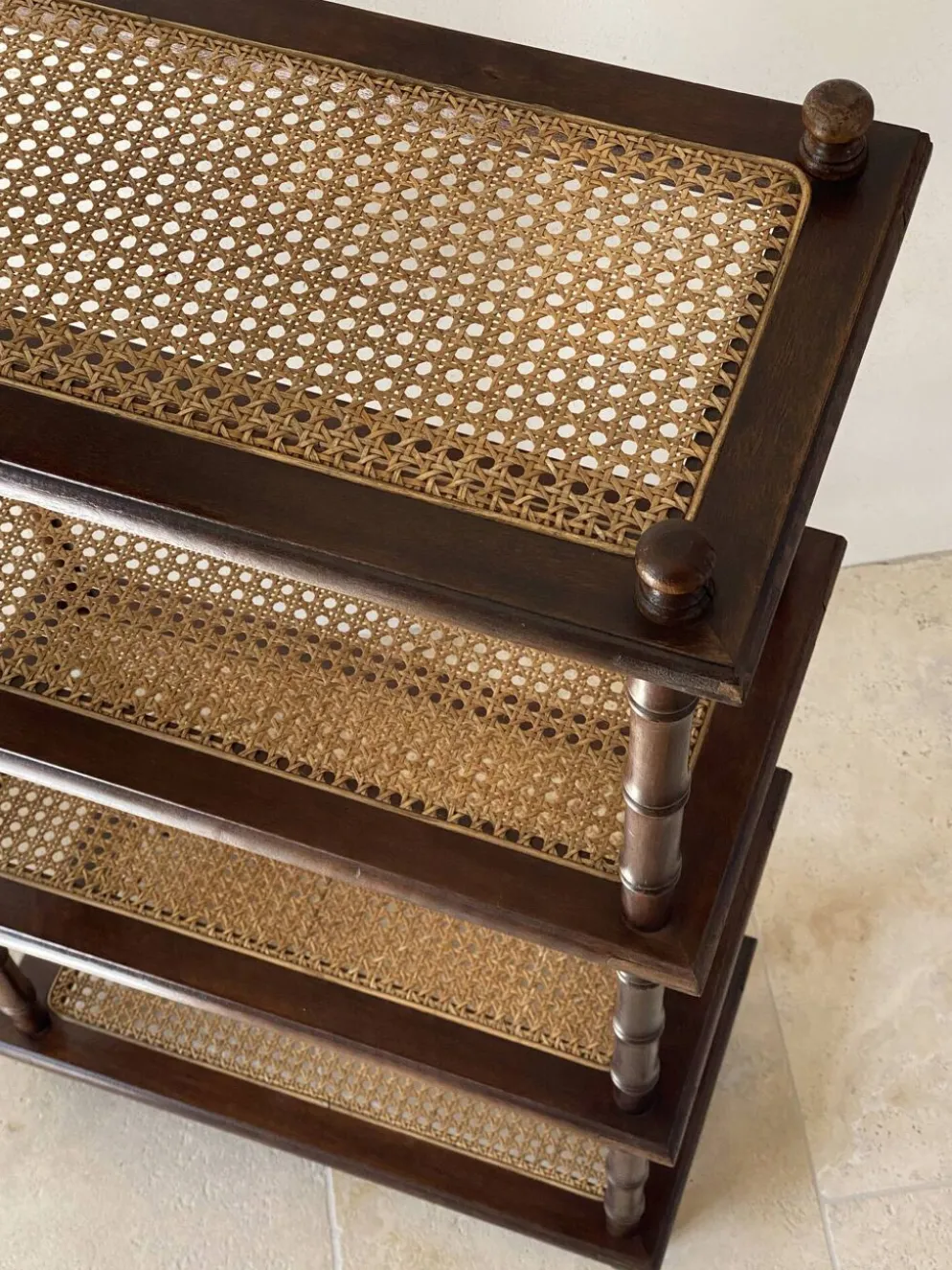 Étagère vintage bois et cannage style colonial 4 niveaux