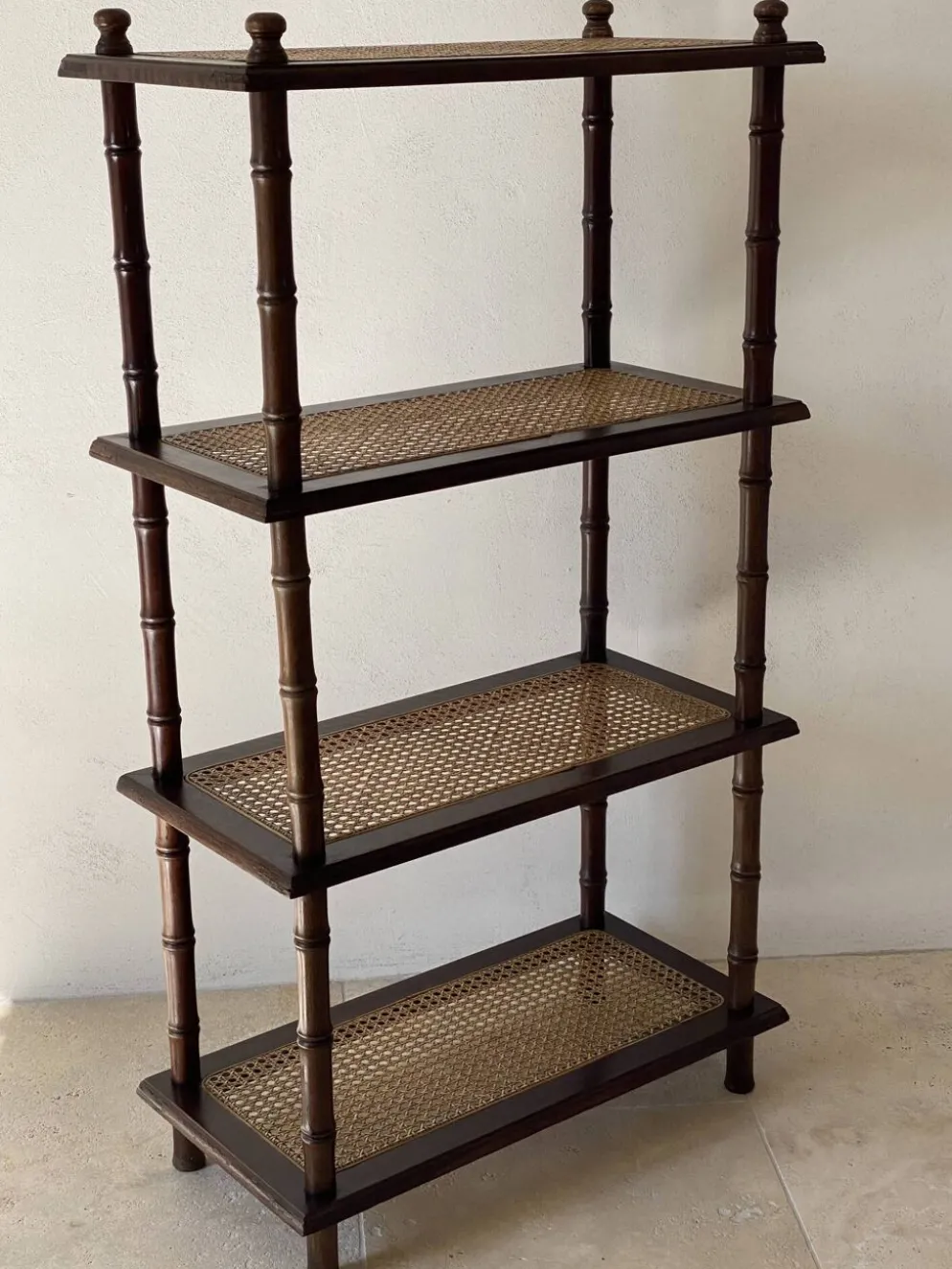 Étagère vintage bois et cannage style colonial 4 niveaux