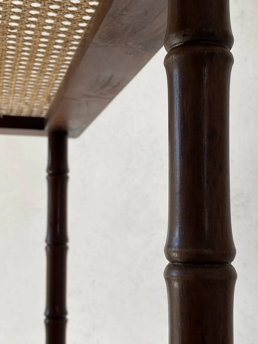 Étagère vintage bois et cannage style colonial 4 niveaux