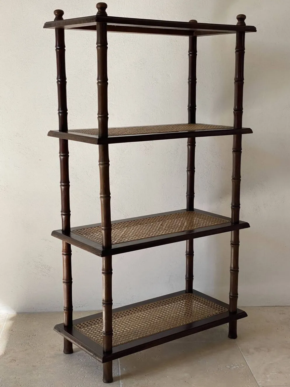 Étagère vintage bois et cannage style colonial 4 niveaux