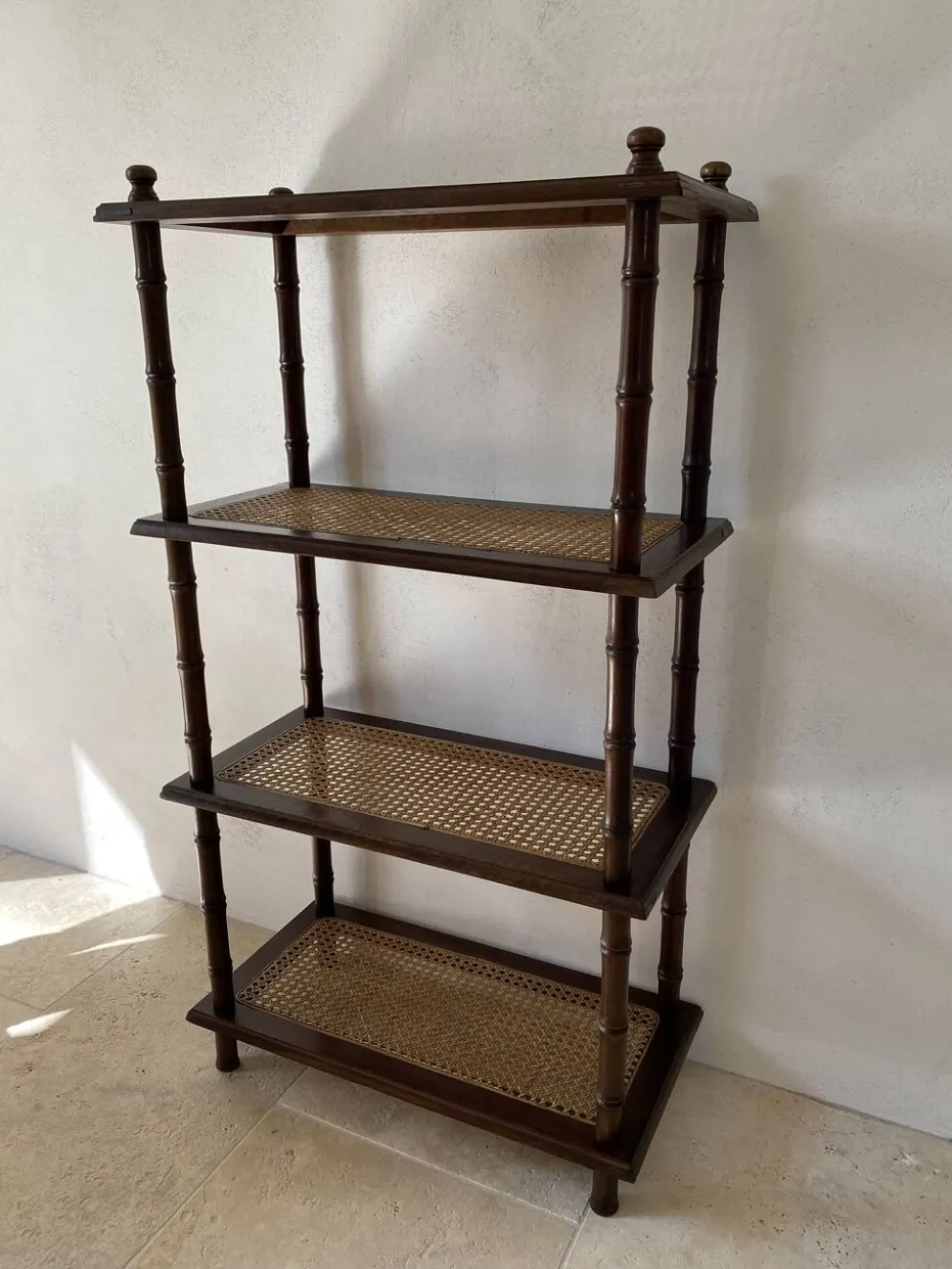 Étagère vintage bois et cannage style colonial 4 niveaux