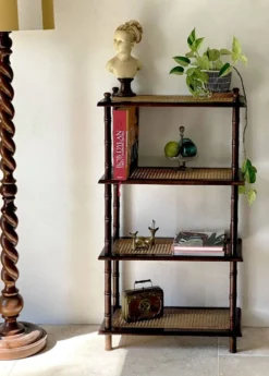 Étagère vintage bois et cannage style colonial 4 niveaux