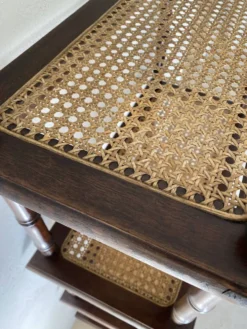 Étagère vintage bois et cannage style colonial 4 niveaux