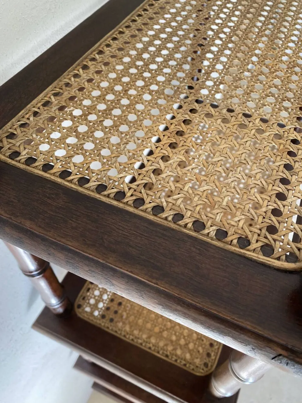 Étagère vintage bois et cannage style colonial 4 niveaux