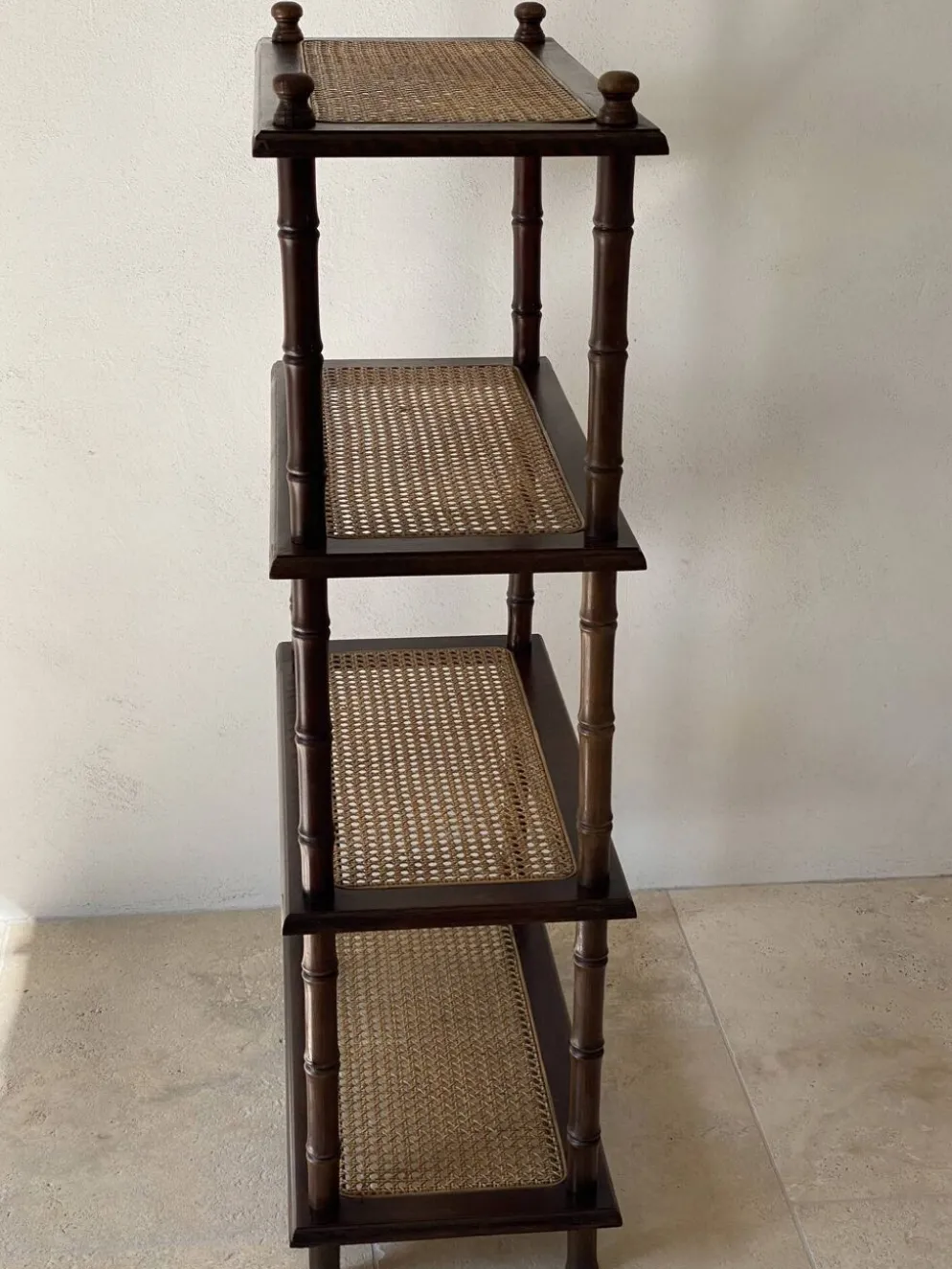 Étagère vintage bois et cannage style colonial 4 niveaux