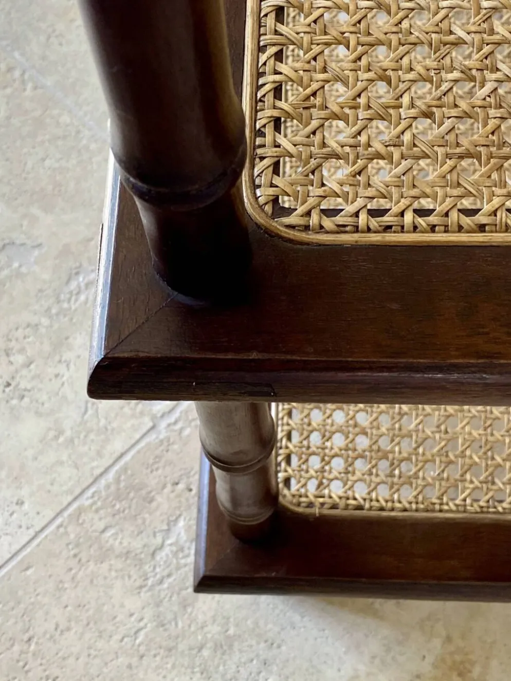 Étagère vintage bois et cannage style colonial 4 niveaux