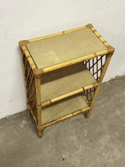 Étagère vintage en rotin