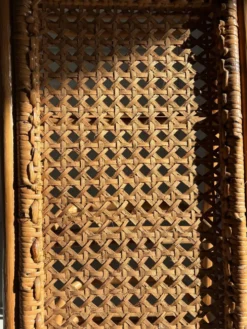 Étagère vintage en rotin et cannage – années 70