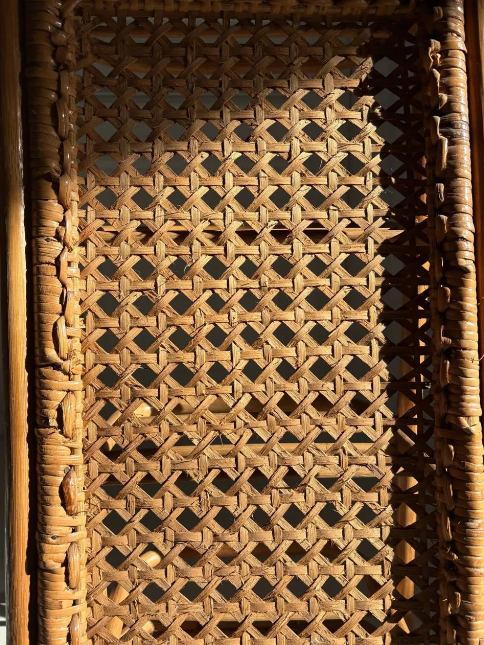 Étagère vintage en rotin et cannage – années 70