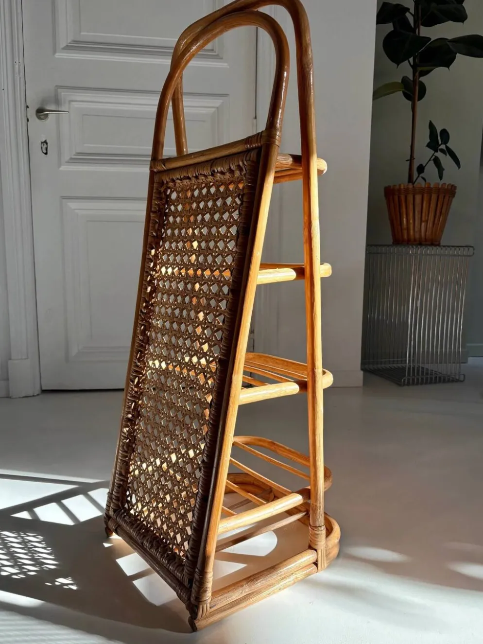 Étagère vintage en rotin et cannage – années 70