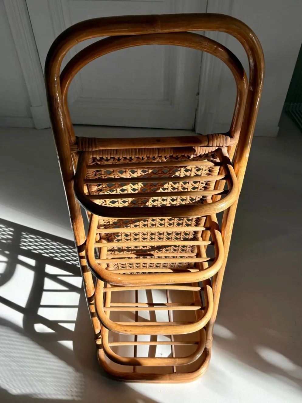 Étagère vintage en rotin et cannage – années 70