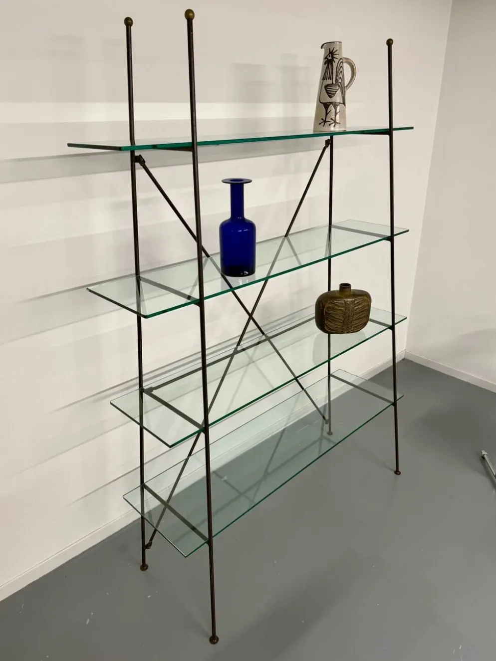 Étagère vintage moderniste en métal et verre design francais année 50