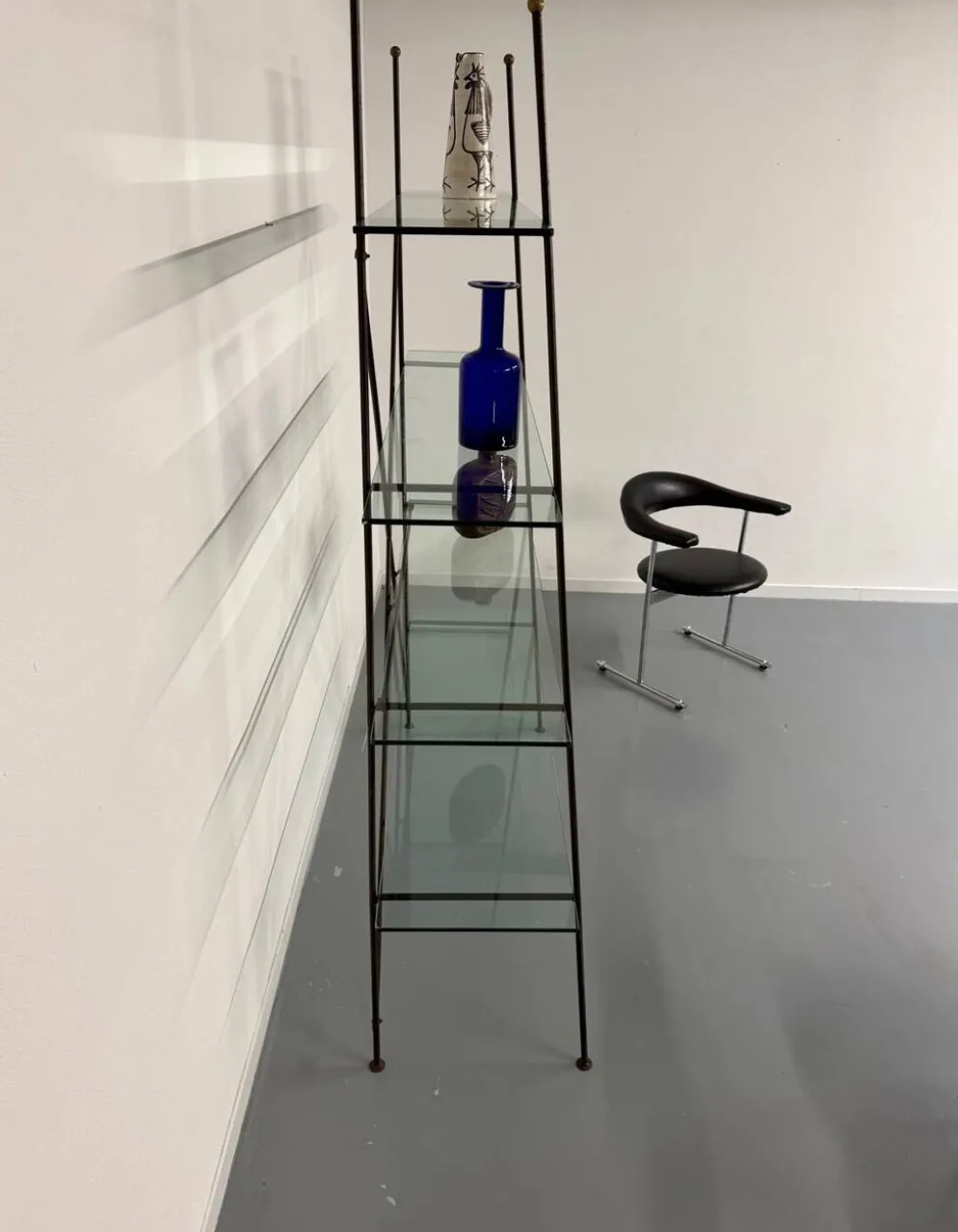 Étagère vintage moderniste en métal et verre design francais année 50