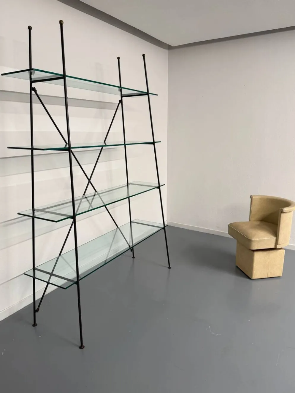Étagère vintage moderniste en métal et verre design francais année 50