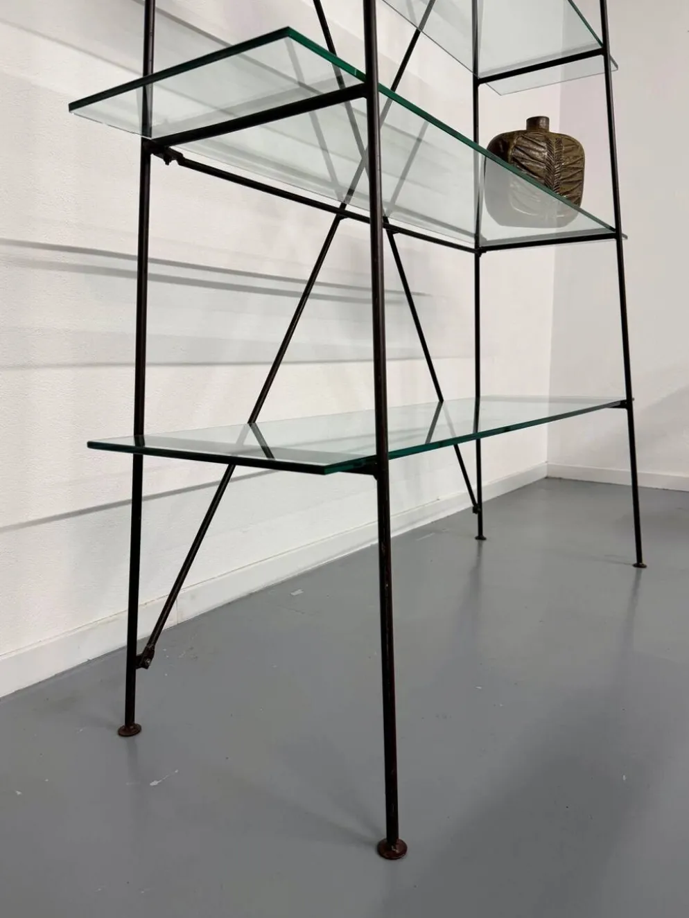 Étagère vintage moderniste en métal et verre design francais année 50