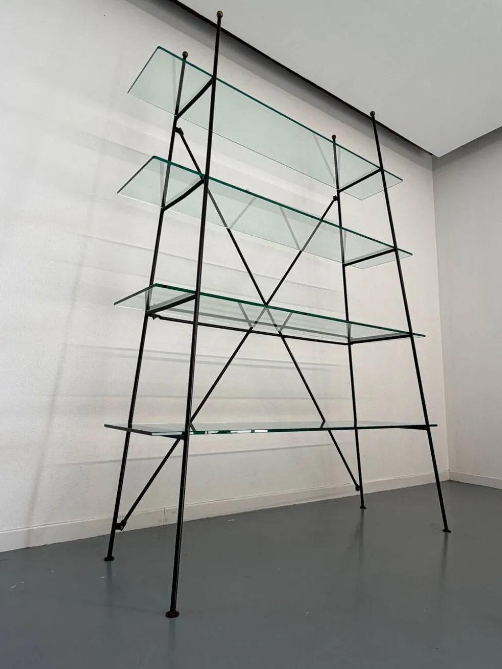 Étagère vintage moderniste en métal et verre design francais année 50