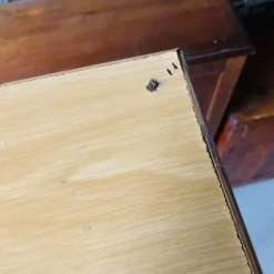 Étagère vintage rotin et verre