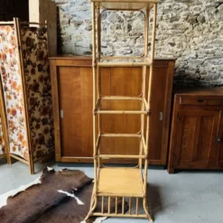 Étagère vintage rotin et verre