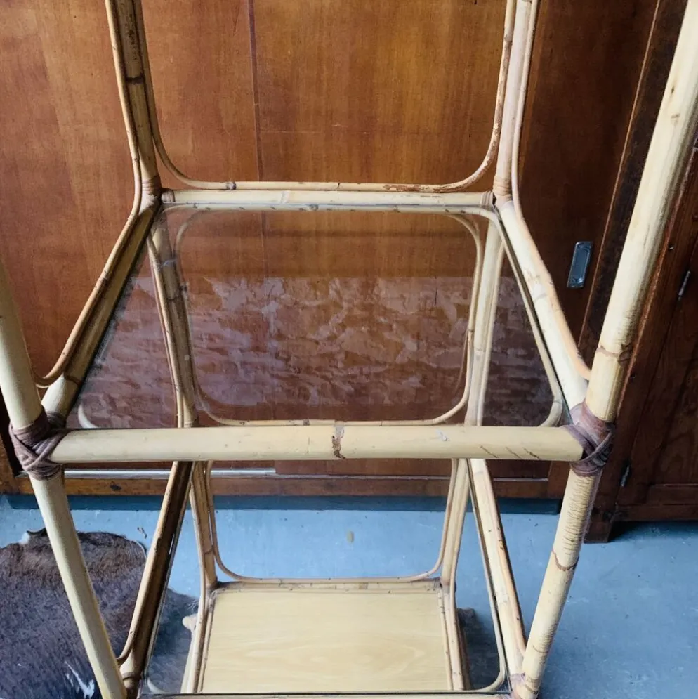 Étagère vintage rotin et verre