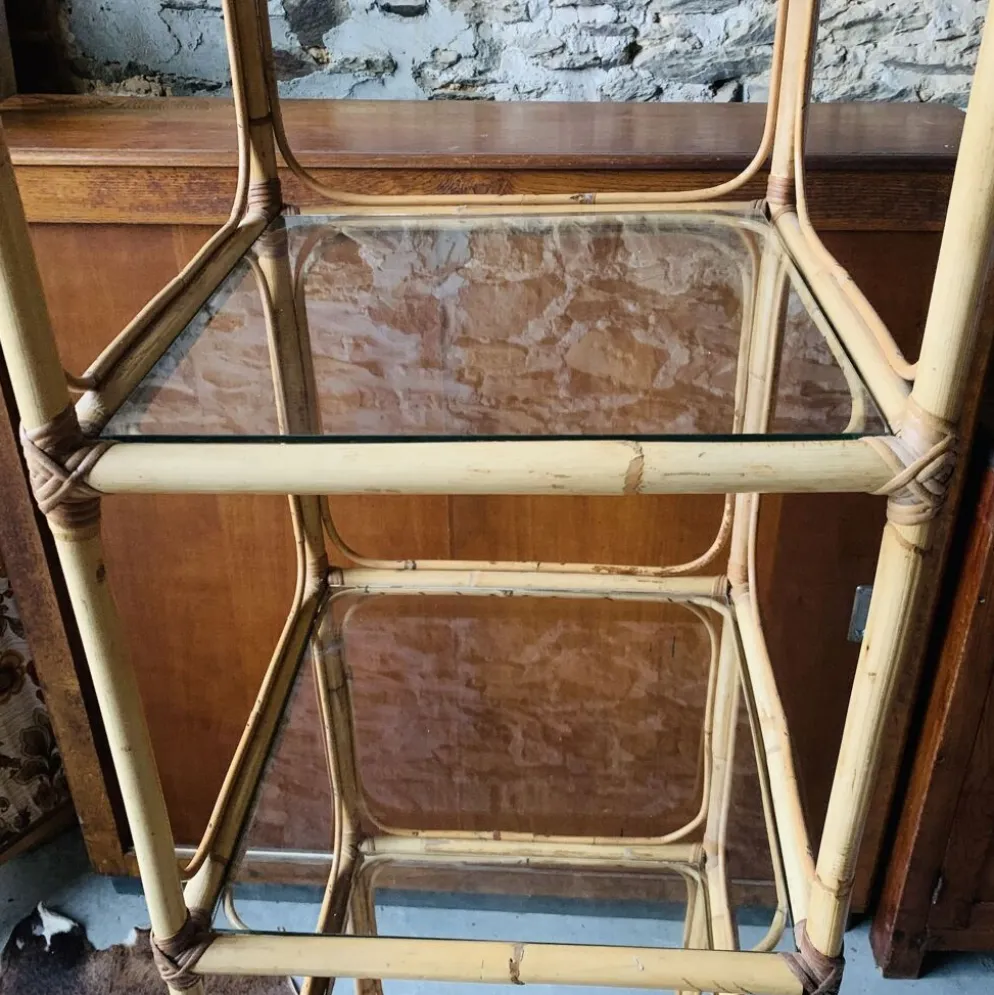 Étagère vintage rotin et verre