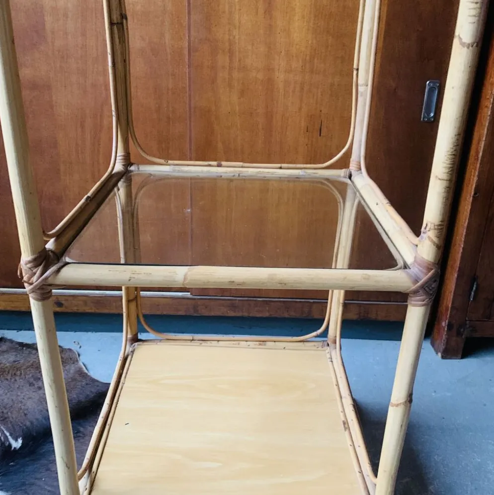 Étagère vintage rotin et verre