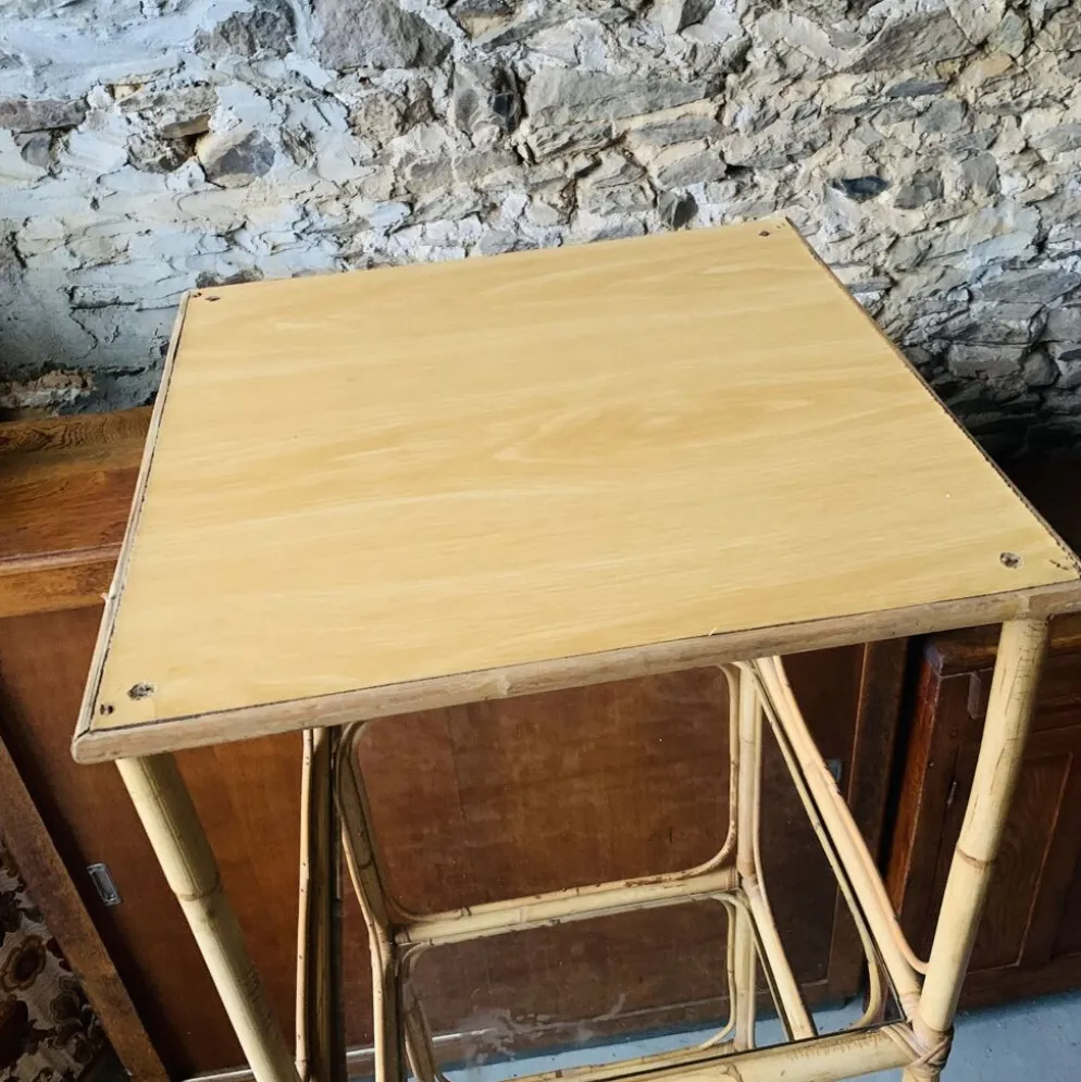 Étagère vintage rotin et verre