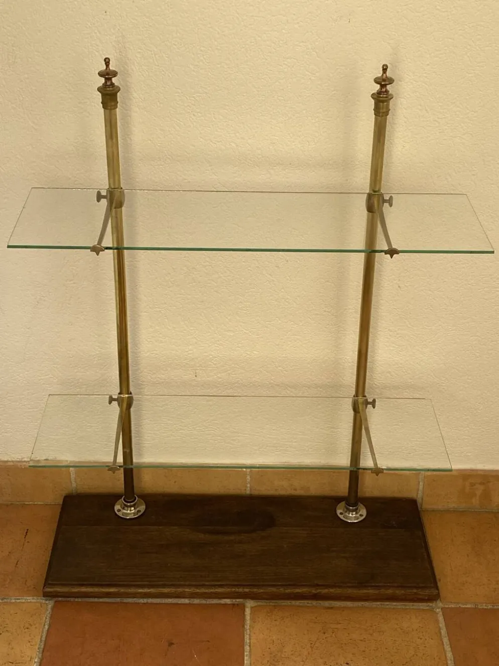 Étagère, vitrine de comptoir en verre, laiton et bois, Siegel Paris
