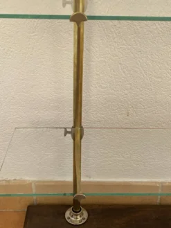Étagère, vitrine de comptoir en verre, laiton et bois, Siegel Paris