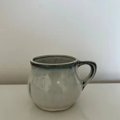 Tasse bleu et gris dégradés