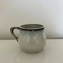 Tasse bleu et gris dégradés