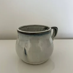 Tasse bleu et gris dégradés