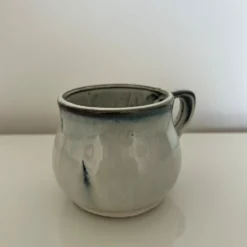 Tasse bleu et gris dégradés