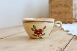Tasse à café ancienne en terre de fer patinée Sarreguemines – Décor floral