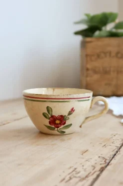 Tasse à café ancienne en terre de fer patinée Sarreguemines – Décor floral