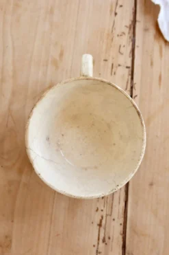 Tasse à café ancienne en terre de fer patinée Sarreguemines – Décor floral