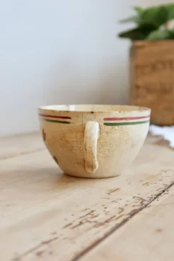 Tasse à café ancienne en terre de fer patinée Sarreguemines – Décor floral