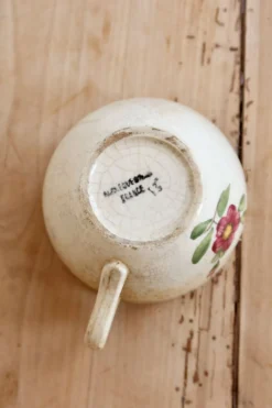 Tasse à café ancienne en terre de fer patinée Sarreguemines – Décor floral