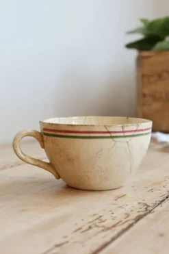 Tasse à café ancienne en terre de fer patinée Sarreguemines – Décor floral