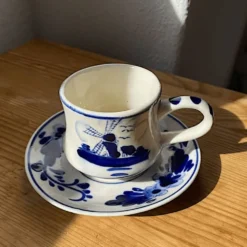 Tasse à café et soucoupe en Delft Blue peintes à la main