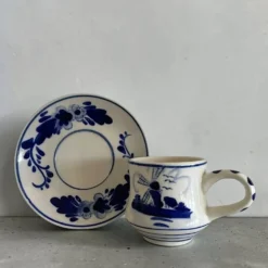 Tasse à café et soucoupe en Delft Blue peintes à la main