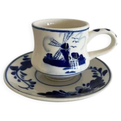 Tasse à café et soucoupe en Delft Blue peintes à la main