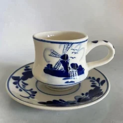 Tasse à café et soucoupe en Delft Blue peintes à la main