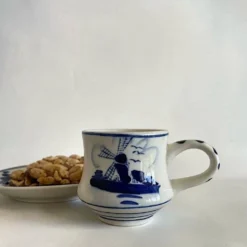 Tasse à café et soucoupe en Delft Blue peintes à la main