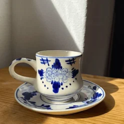 Tasse à café et soucoupe en Delft Blue peintes à la main